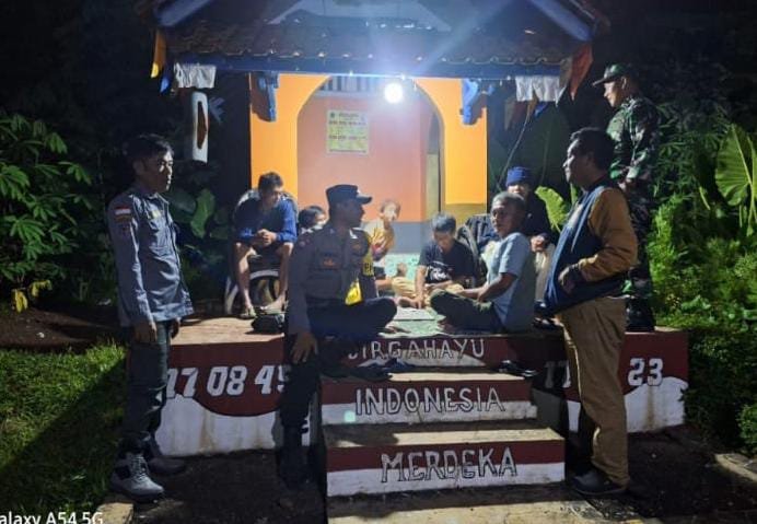 Pasca Pencoblosan Personel Polsek Sukadana Polres Ciamis Patroli Kamtibmas di Malam Hari