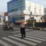 Pelayanan Masyarakat Polsek Kawali Siagakan Personel di Jalur Padat Bantu Orang Menyebrang Pelayanan Masyarakat Polsek Kawali Siagakan Personel di Jalur Padat Bantu Orang Menyebrang