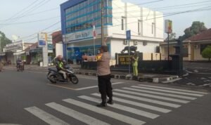 Pelayanan Masyarakat Polsek Kawali Siagakan Personel di Jalur Padat Bantu Orang Menyebrang
