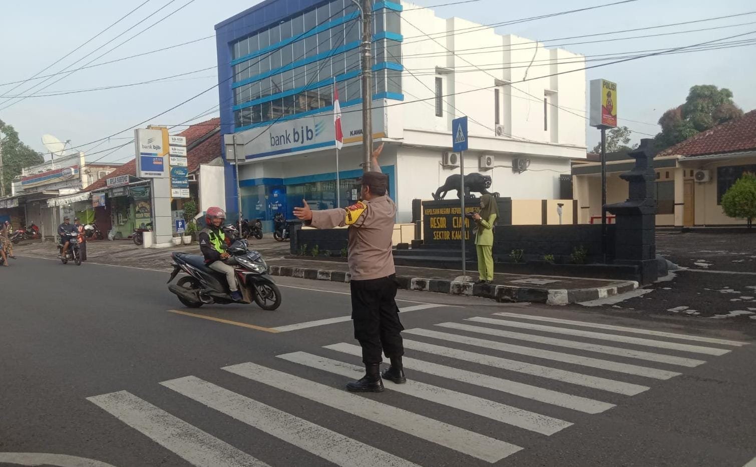 Pelayanan Masyarakat Polsek Kawali Siagakan Personel di Jalur Padat Bantu Orang Menyebrang