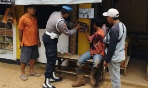 Cooling System Polsek Sukadana Polres Ciamis Koorkom Kamtibmas ke Warga Desa Salakaria