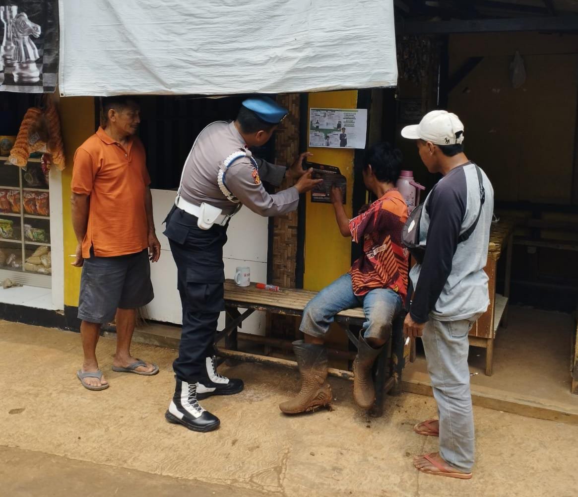 Cooling System Polsek Sukadana Polres Ciamis Koorkom Kamtibmas ke Warga Desa Salakaria