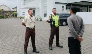 Perkuat Sinergitas Polsek Cikoneng Datangi Satpam PT. Nusa Niaga Abadi Beri Imbauan Kamtibmas