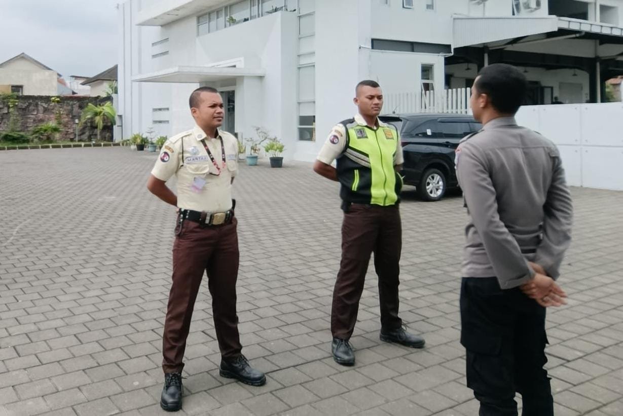Perkuat Sinergitas Polsek Cikoneng Datangi Satpam PT. Nusa Niaga Abadi Beri Imbauan Kamtibmas