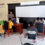 Sinergitas TNI-Polri Polsek dan Koramil Cijeungjing Awasi Distribusi Beras ke Warga Dewasari Sinergitas TNI-Polri Polsek dan Koramil Cijeungjing Awasi Distribusi Beras ke Warga Dewasari