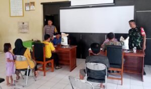 Sinergitas TNI-Polri Polsek dan Koramil Cijeungjing Awasi Distribusi Beras ke Warga Dewasari