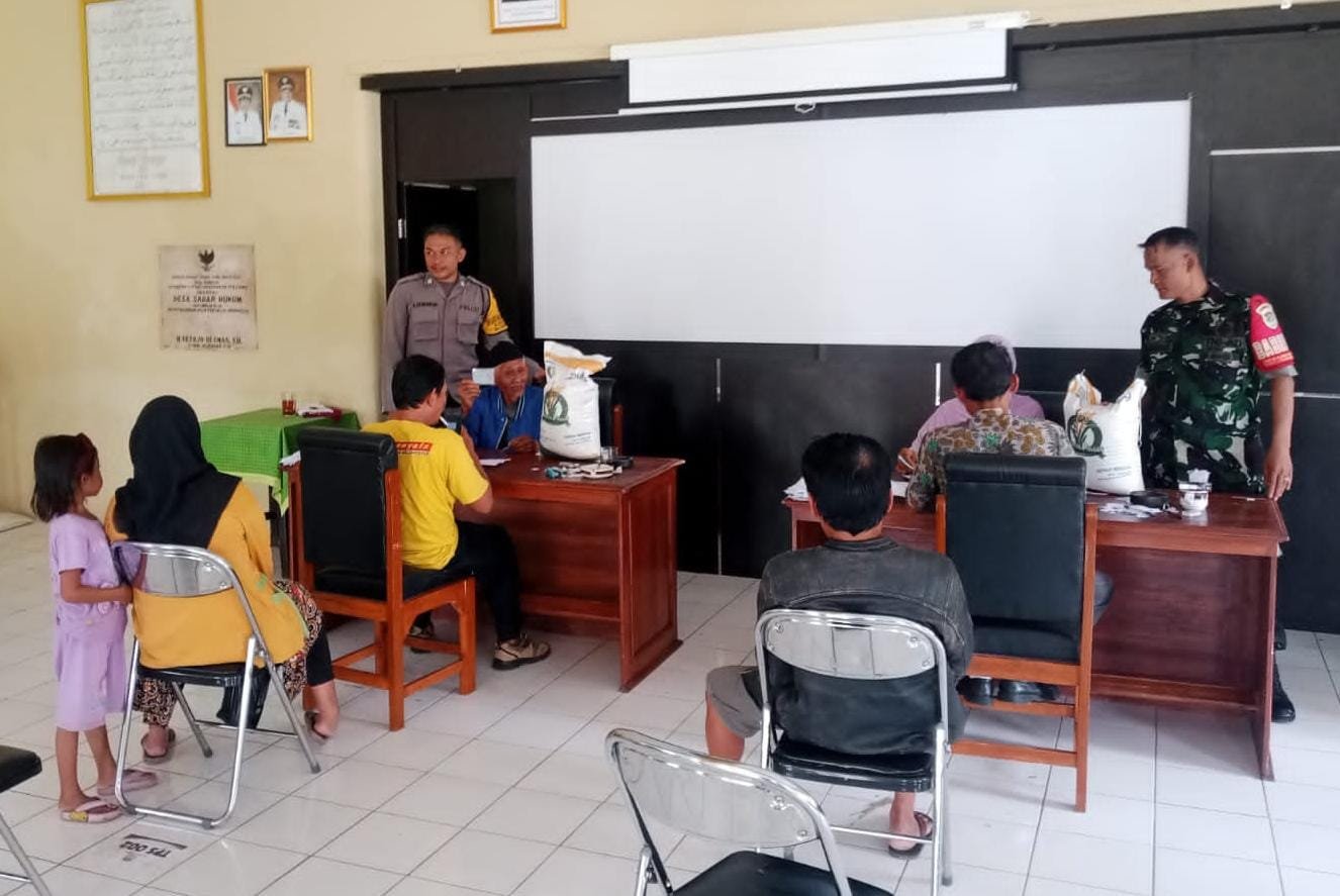 Sinergitas TNI-Polri Polsek dan Koramil Cijeungjing Awasi Distribusi Beras ke Warga Dewasari