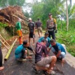Polsek Cikoneng Polres Ciamis Bareng Pemuda Kerja Bakti Pelebaran Jalan Dusun Majaganda