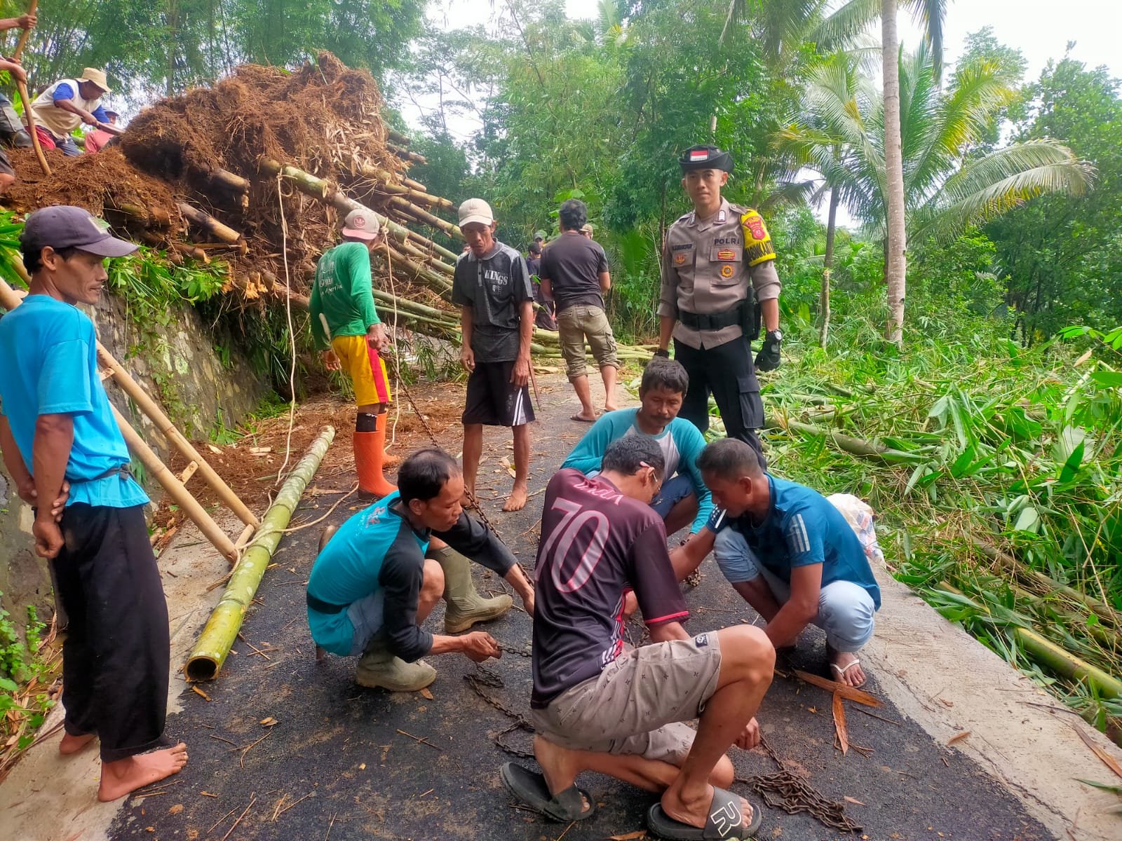 Polsek Cikoneng Polres Ciamis Bareng Pemuda Kerja Bakti Pelebaran Jalan Dusun Majaganda