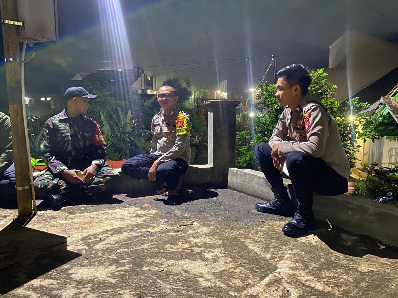 HumanisPolsek Cipaku Polres Ciamis Patroli Dialogis ke Pemukiman Warga Saat Malam Hari