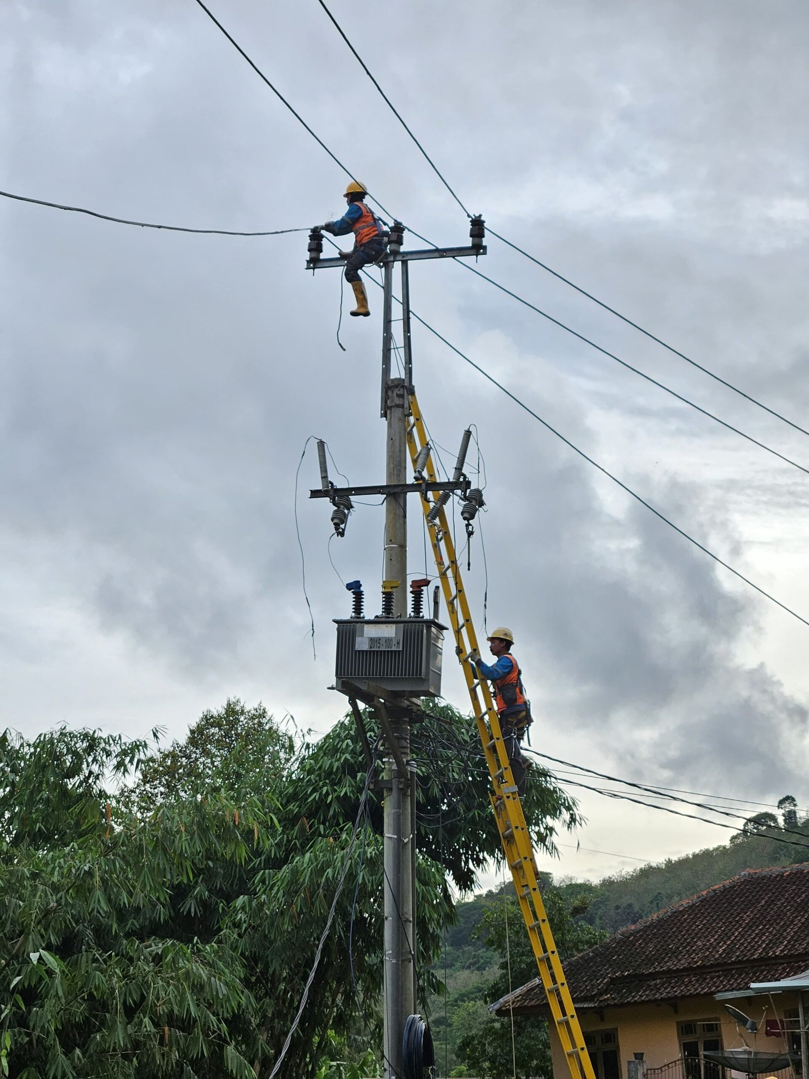 128.804 Pelanggan di Jawa Barat yang Terdampak Bencana Banjir & Tanah Longsor Telah Dapat Akses Listrik Kembali