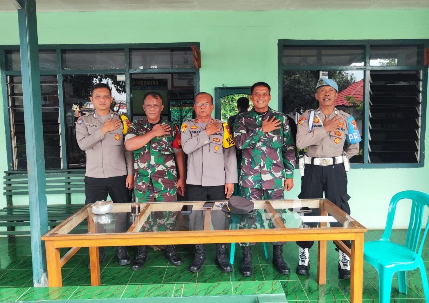 Sinergitas TNI-Polri Jaga Harkamtibmas Kapolsek Cipaku Kunjungi Makoramil Cipaku