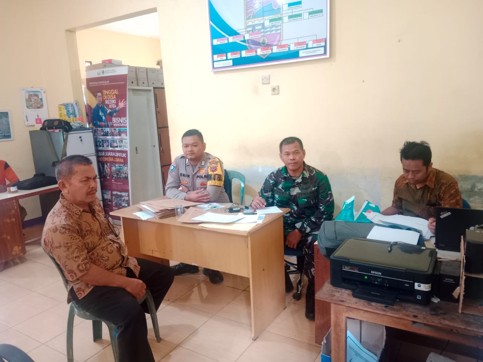 Soliditas TNI-Polri Polsek Sukadana dan Koramil Rajadesa Cooling System ke Warga Bunter