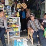 Jaga Harkamtibmas Polsek Cikoneng Polres Ciamis Koorkom ke Penjaga Parkir Motor di Sekolah