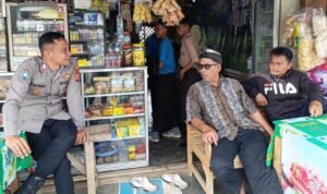 Jaga Harkamtibmas Polsek Cikoneng Polres Ciamis Koorkom ke Penjaga Parkir Motor di Sekolah