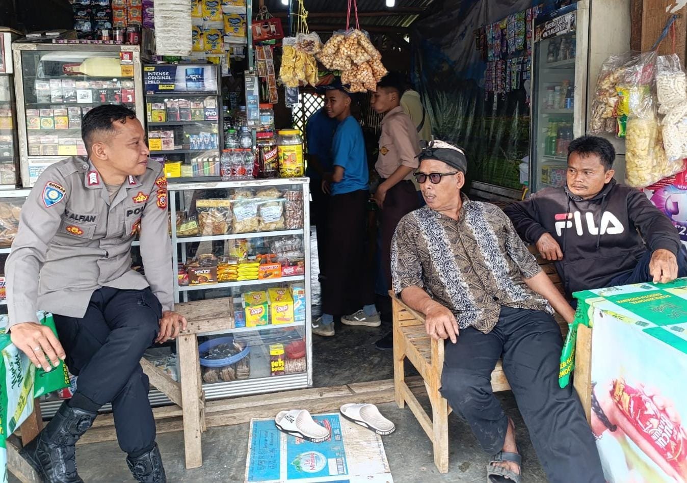 Jaga Harkamtibmas Polsek Cikoneng Polres Ciamis Koorkom ke Penjaga Parkir Motor di Sekolah