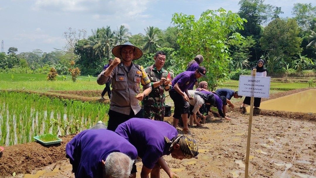 Polri Dukung Ketahanan Pangan Bhabinkamtibmas Sambangi Kelompok Tani Logodor Dalka