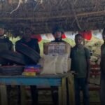 HUT Ke-38 Yonif 432 Kostrad Pos Mbua Bagikan Sembako ke Warga