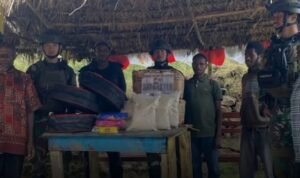 HUT Ke-38 Yonif 432 Kostrad Pos Mbua Bagikan Sembako ke Warga