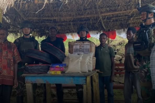 HUT Ke-38 Yonif 432 Kostrad Pos Mbua Bagikan Sembako ke Warga