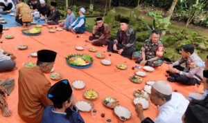 Polsek Rajadesa Polres Ciamis Hadiri dan Beri Pengamanan Haul Prabu Sirnaraja