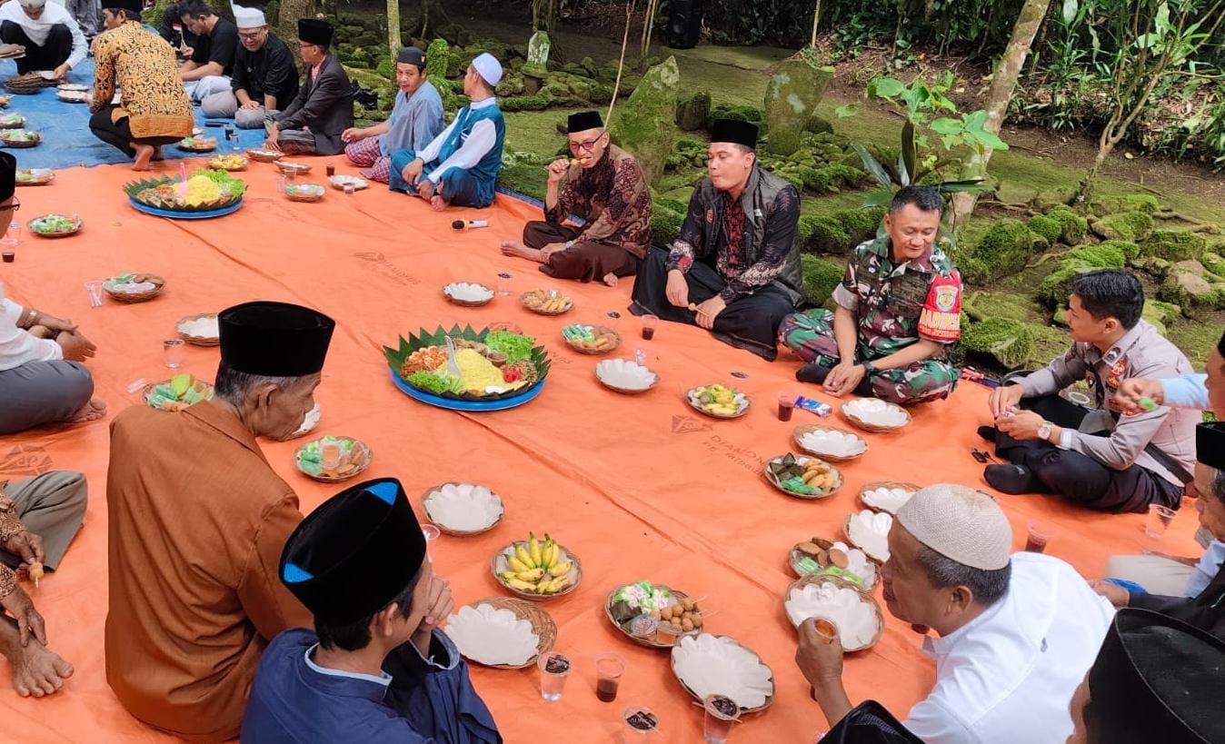 Polsek Rajadesa Polres Ciamis Hadiri dan Beri Pengamanan Haul Prabu Sirnaraja