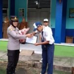 Humanis Kapolsek Kawali Polres Ciamis Datang ke SMPN 1 Kawali Beri Pembinaan Saat Upacara Bendera