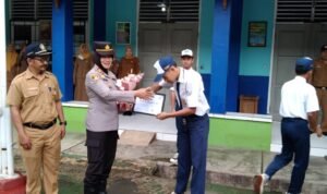 Humanis Kapolsek Kawali Polres Ciamis Datang ke SMPN 1 Kawali Beri Pembinaan Saat Upacara Bendera