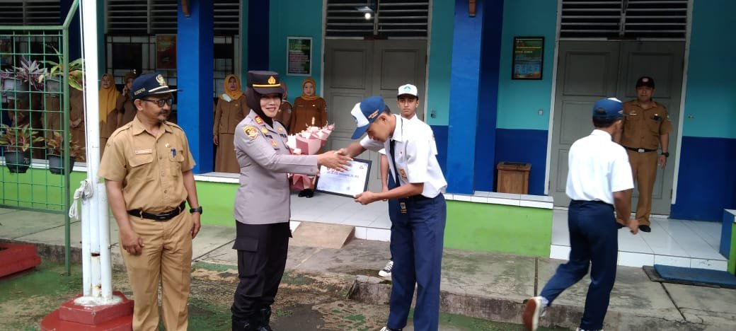 Humanis Kapolsek Kawali Polres Ciamis Datang ke SMPN 1 Kawali Beri Pembinaan Saat Upacara Bendera