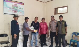 Polsek Banjarsari Polres Ciamis Awasi Distribusi Beras Bapanas ke Warga Desa Cikupa