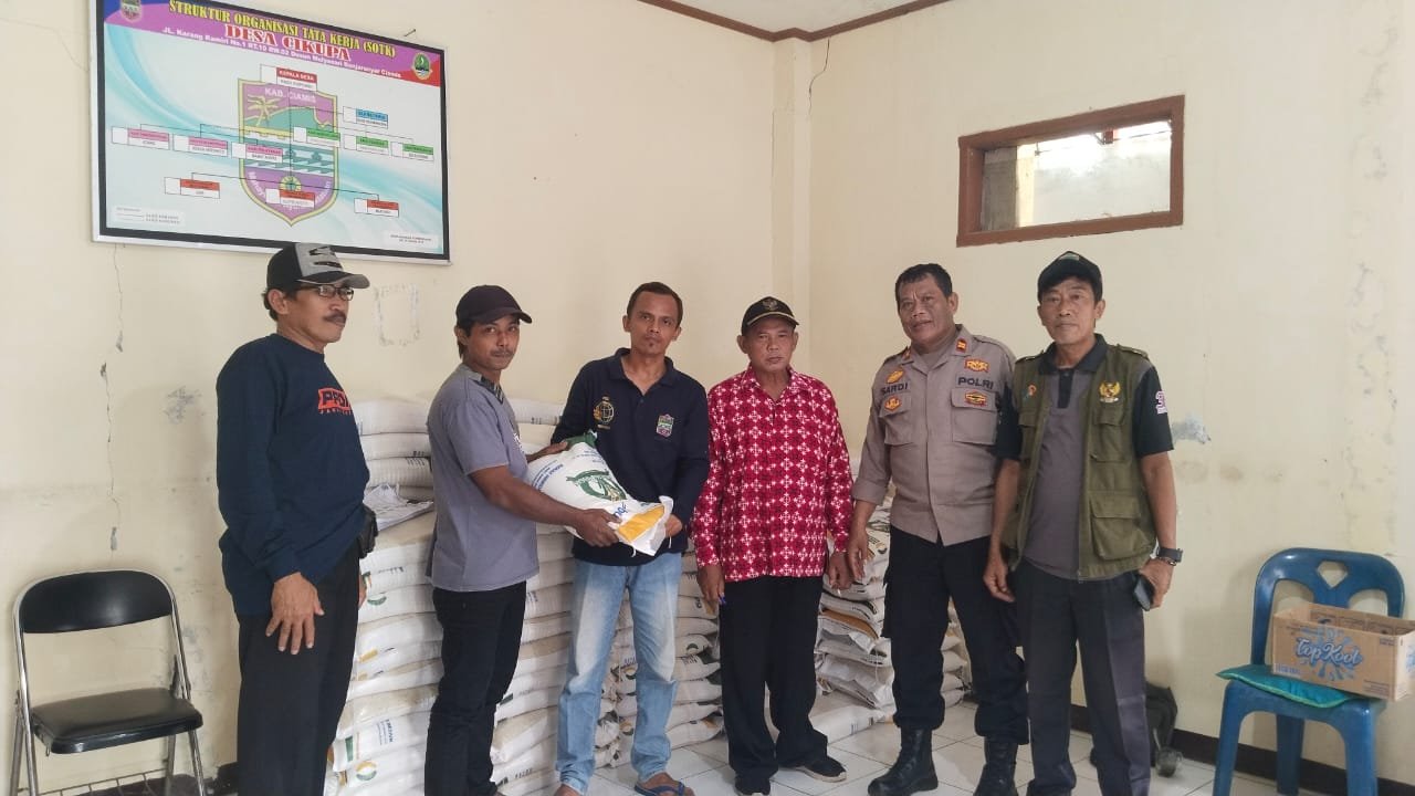 Polsek Banjarsari Polres Ciamis Awasi Distribusi Beras Bapanas ke Warga Desa Cikupa
