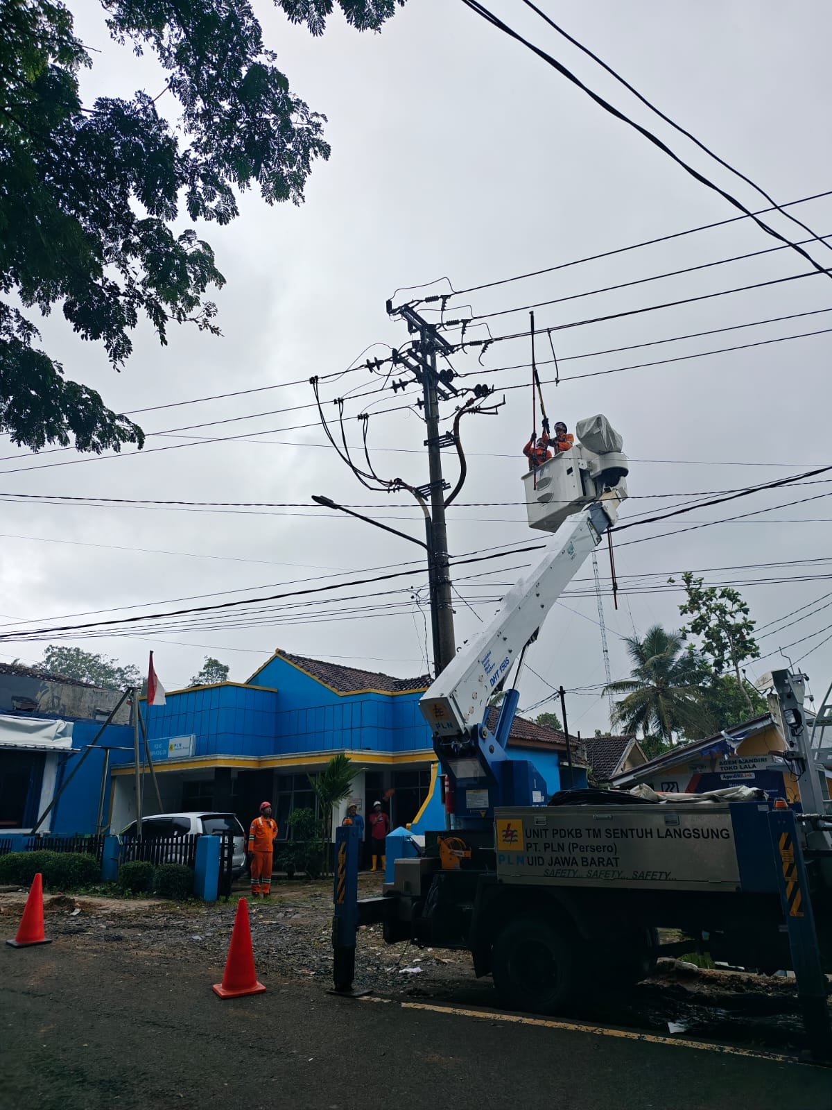PDKB PLN UP3 Tasikmalaya Bergerak Bantu Pulihkan Sistem Kelistrikan Sukabumi Pasca Bencana