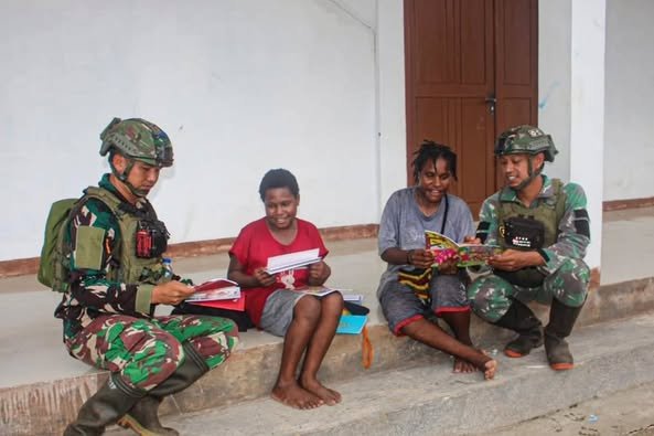 Satgas Yonif 503 Kostrad Fasilitasi Buku Baca dan Alat Tulis Bagi Anak Papua