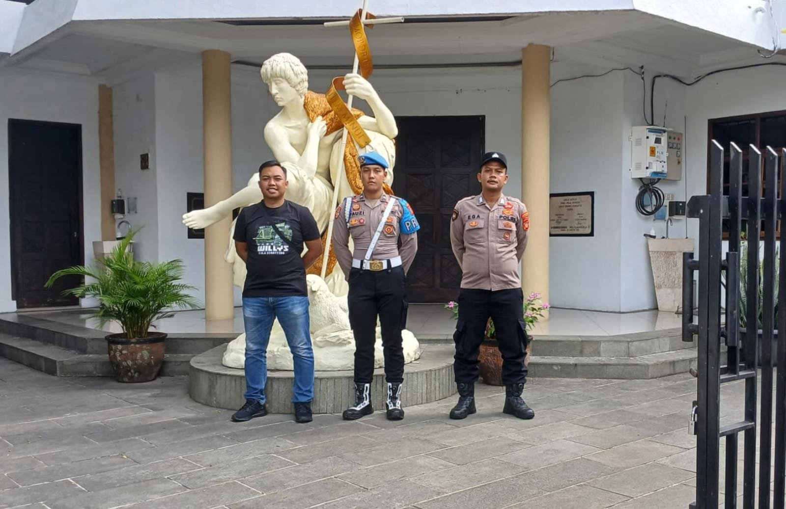 Tiga Personel Polres Ciamis Siagakan Personel di Gereja Katolik Santo Yohanes Pembabtis Ciamis