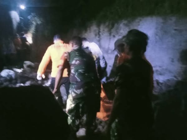 Gerak Cepat Babinsa Kodim 1501/Ternate Pada Proses Evakuasi