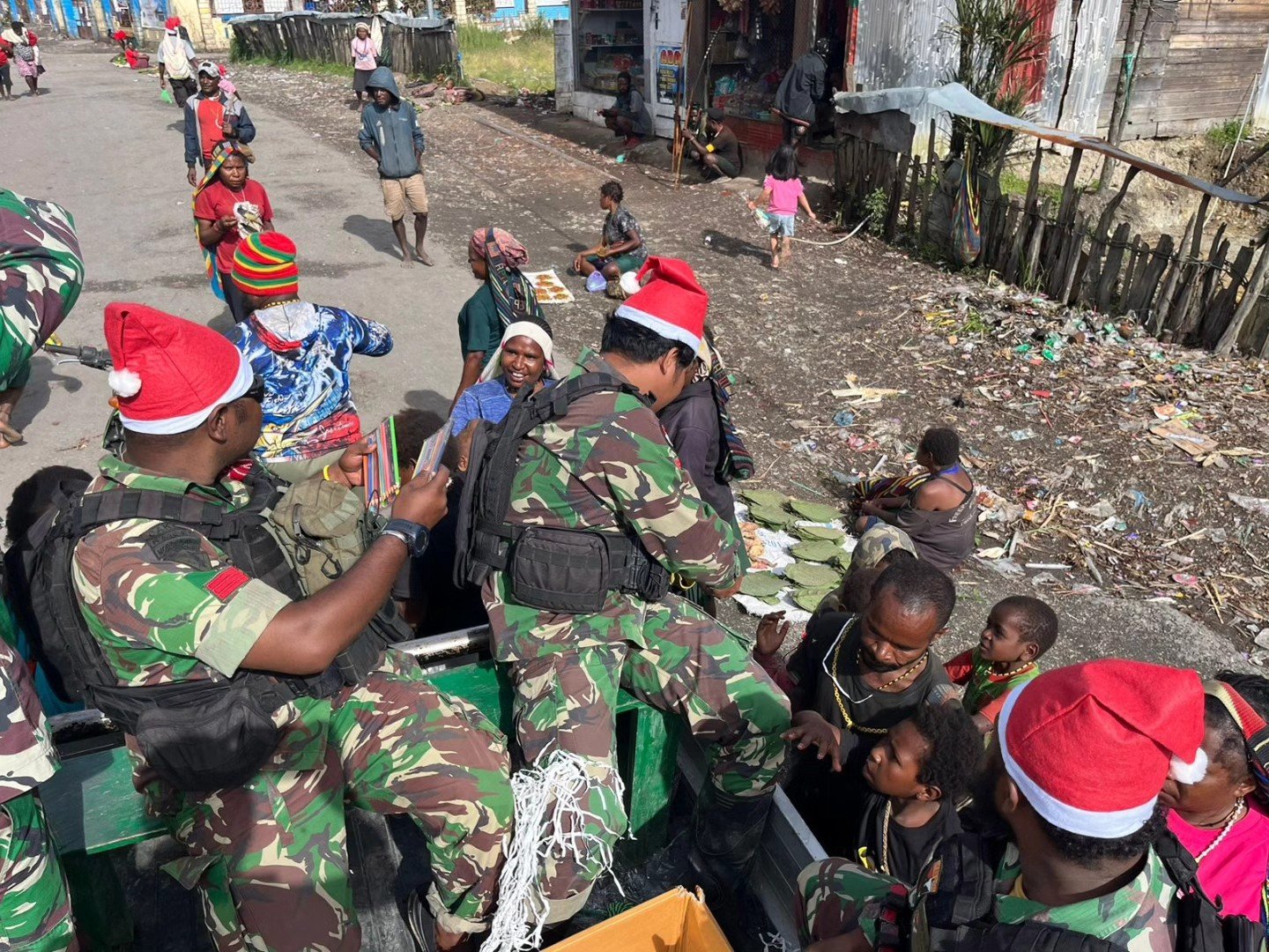 Satgaster Yonif 754 Kostrad Berbagi Kebahagiaan Natal di Sugapa