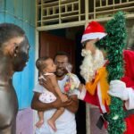Damai Natal Satgas Yonif 144/JY Bagi-Bagi Kado dari Santa Claus dan Meriahkan Malam Kudus Bersama
