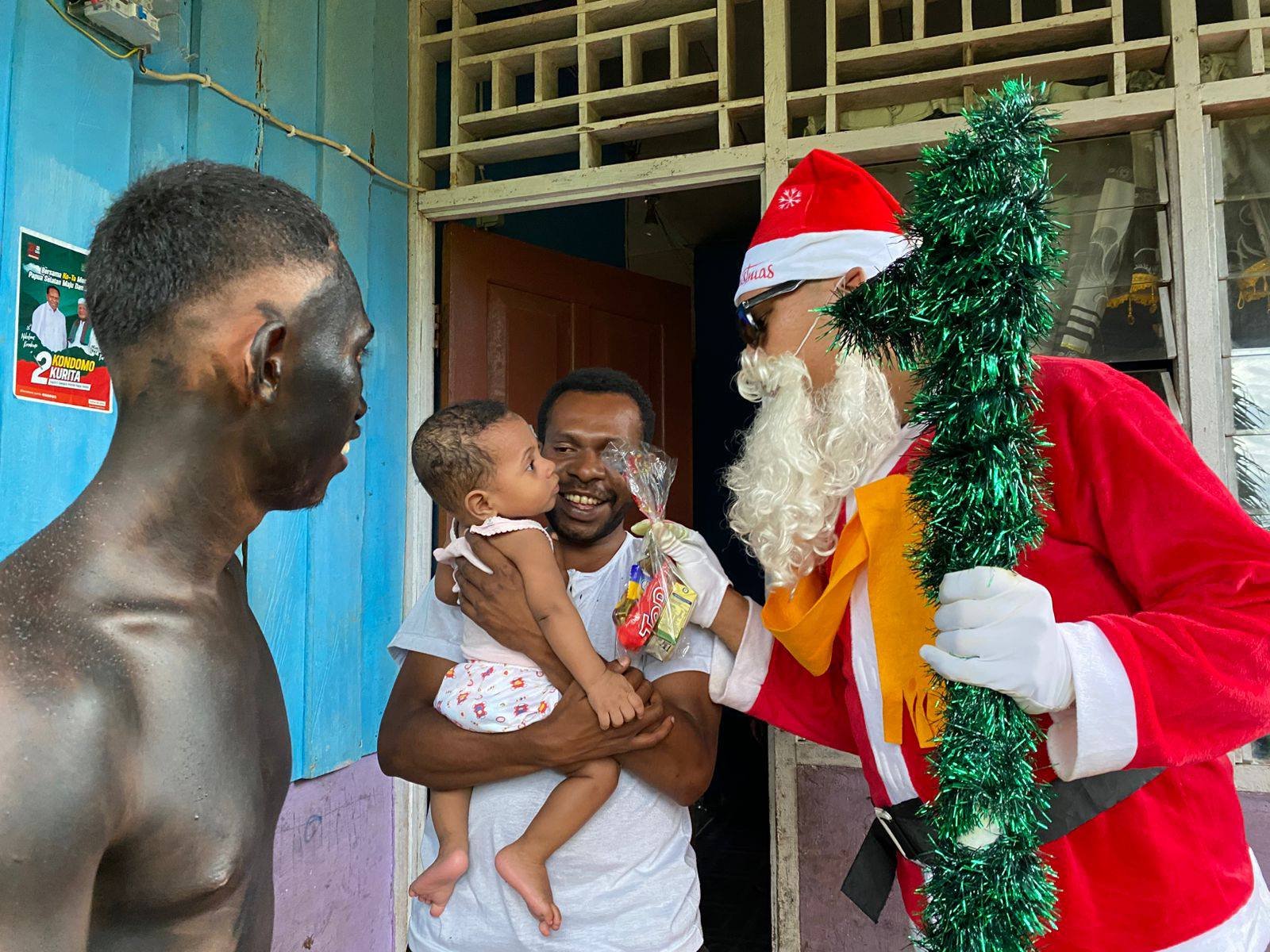 Damai Natal Satgas Yonif 144/JY Bagi-Bagi Kado dari Santa Claus dan Meriahkan Malam Kudus Bersama