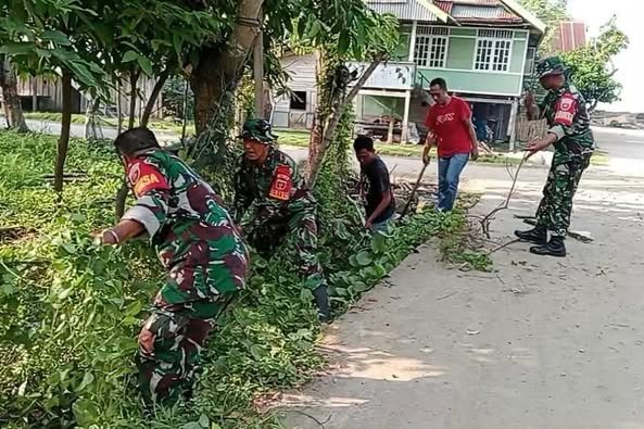 Drainase Dipenuhi Lumpur Anggota Koramil 1402-04/Tinambung Ajak Warga Kerja Bakti