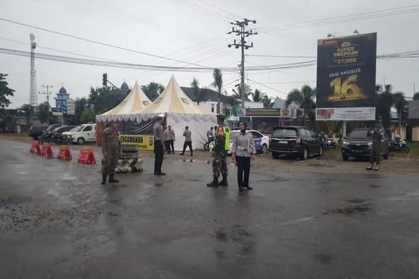 Pastikan Kelancaran Arus Lalu Lintas Babinsa Koramil 1417-04/Lainea Laksanakan Pos PAM Nataru