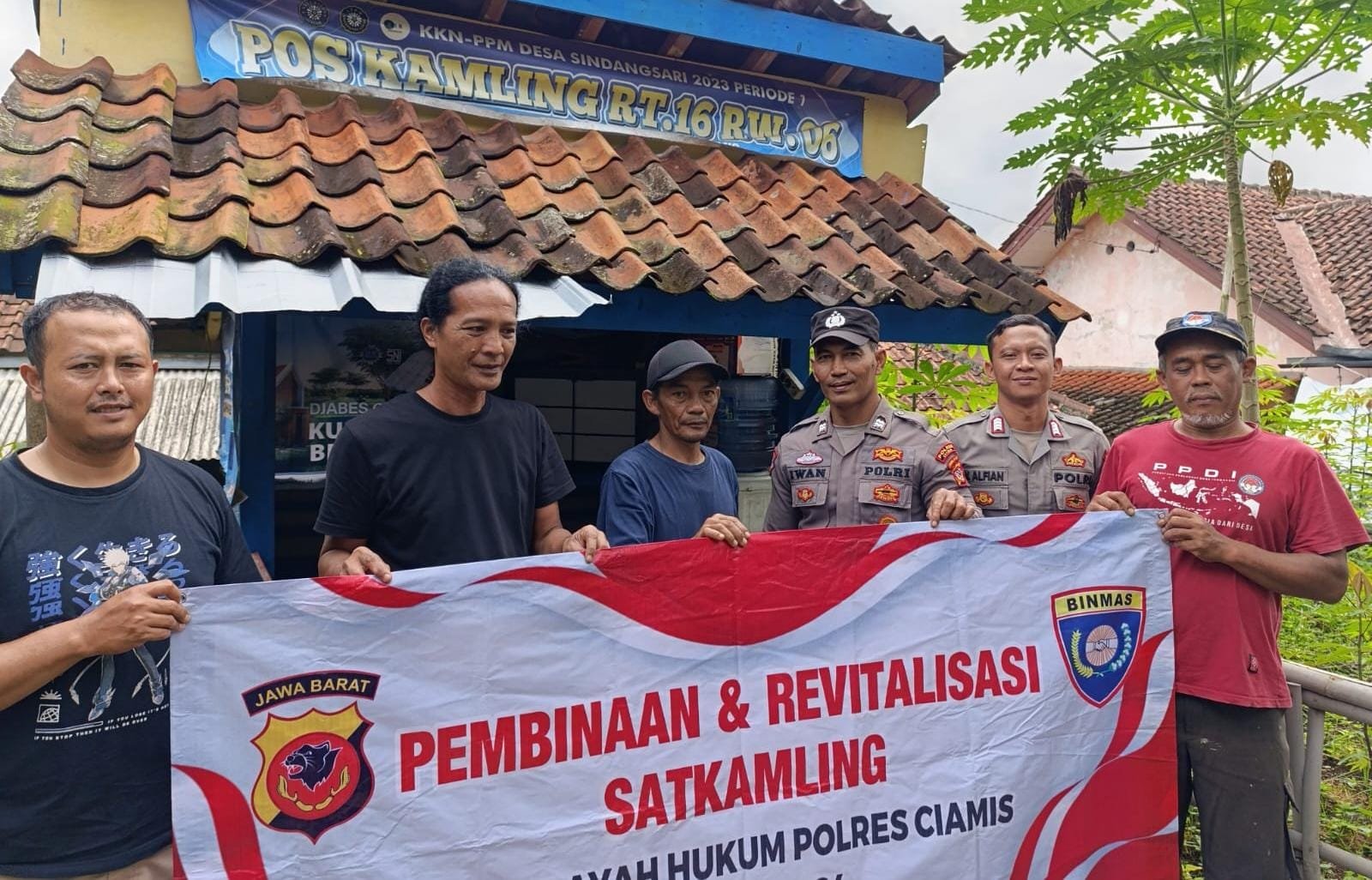 Polri Berikan Bantuan Peralatan Pos Kamling untuk Tingkatkan Keamanan Lingkungan