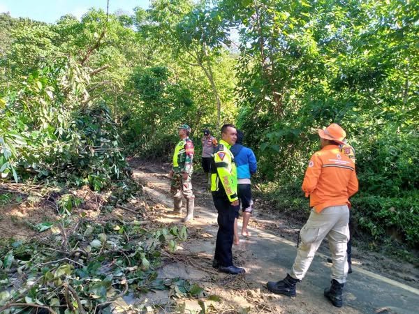 Kodim 0116/Nara Sigap Atasi Tanah Longsor, Beutong Ateuh Banggalang Berkolaborasi dengan Polres, BPBD dan Warga Bersihkan Jalan