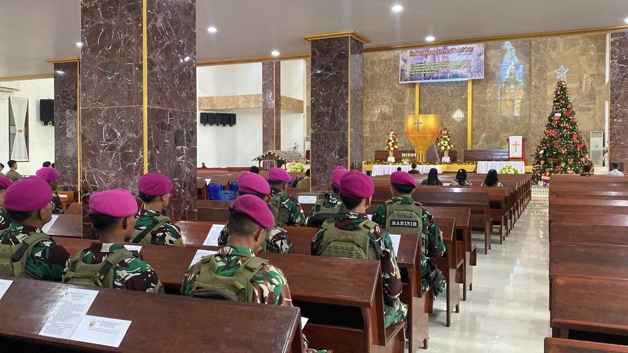 Rayakan Hari Natal Satgas Yonif 6 Marinir Hadiri Ibadah Natal di Kabupaten Yahukimo