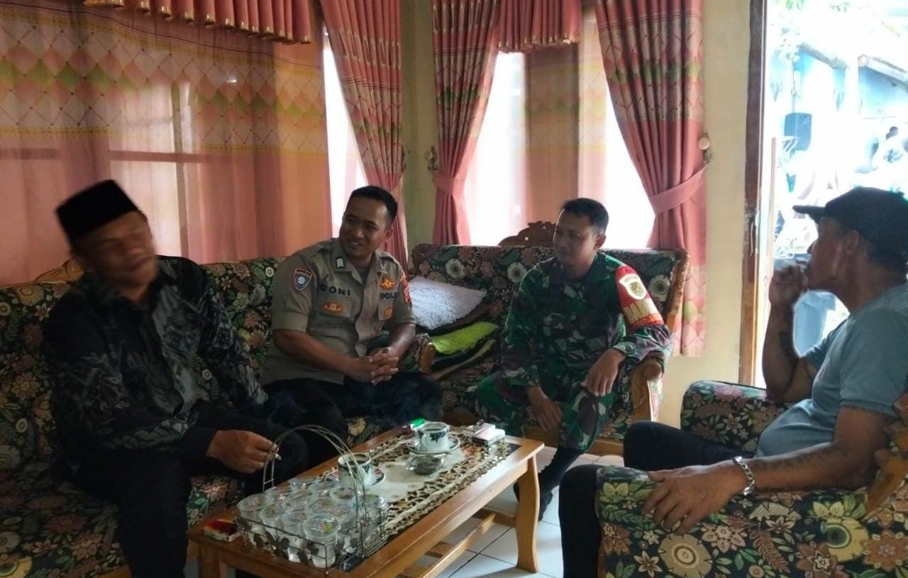 Soliditas TNI-Polri Polsek dan Koramil Panjalu Cooling System ke Warga di Desa Cibeureum