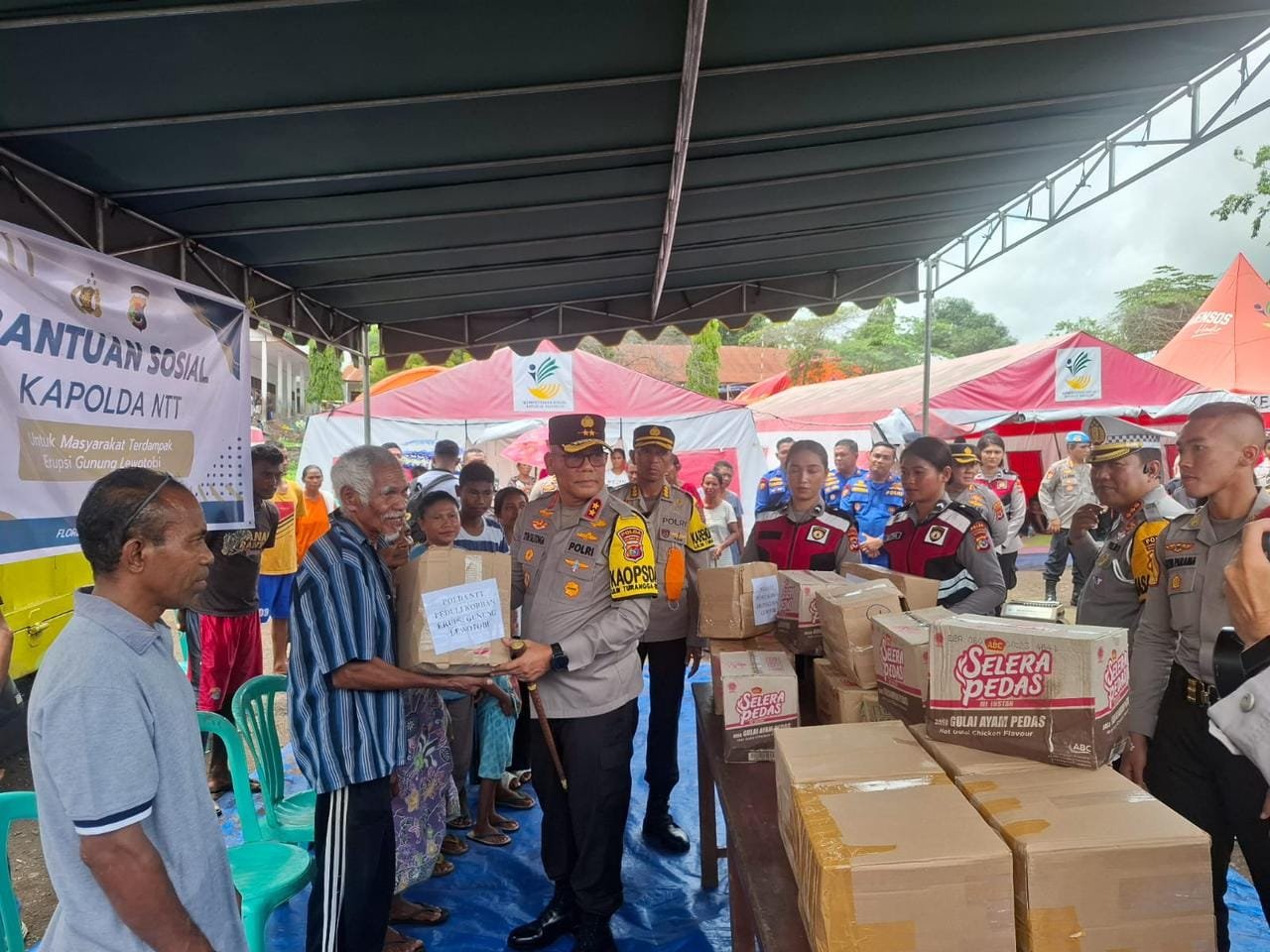 Di Posko Pengungsi Konga, Satgas Yonmarhanlan VII Kupang ,Terima Kunjungan Kapolda Nusa Tenggara Timur dan Bansos Ketua DJA 2