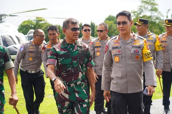 Pangdam IX/Udayana Bersama Kapolda Pantau Situasi dari Udara