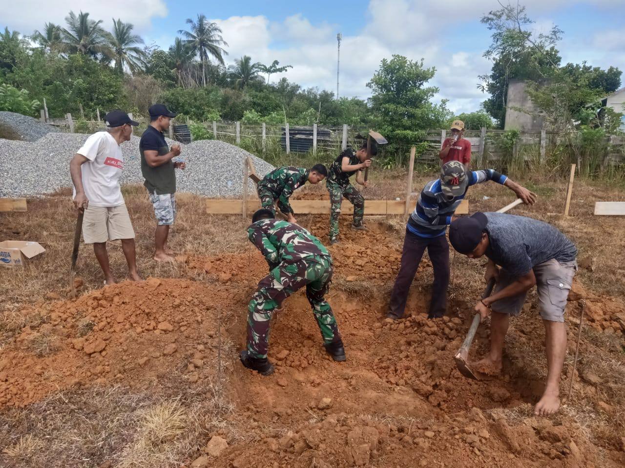 KARYA BAKTI SATGAS YONIF 144/JY DENGAN WARGA MANDEKMAN WUJUDKAN SOLIDARITAS TNI DIPERBATASAN
