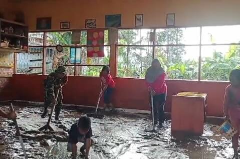 Babinsa Koramil 1406-08/Sabbangparu Sertu Abdul Jabbar Gelar Kerja Bakti Bersama Siswa di SDN 337 Salotengnga