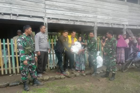 Pasca Bencana Alam Tanah Lonsor, Kodim 1423 Soppeng Bersama Polres dan Pemerintah Daerah Salurkan Logistik di Desa Umpungeng