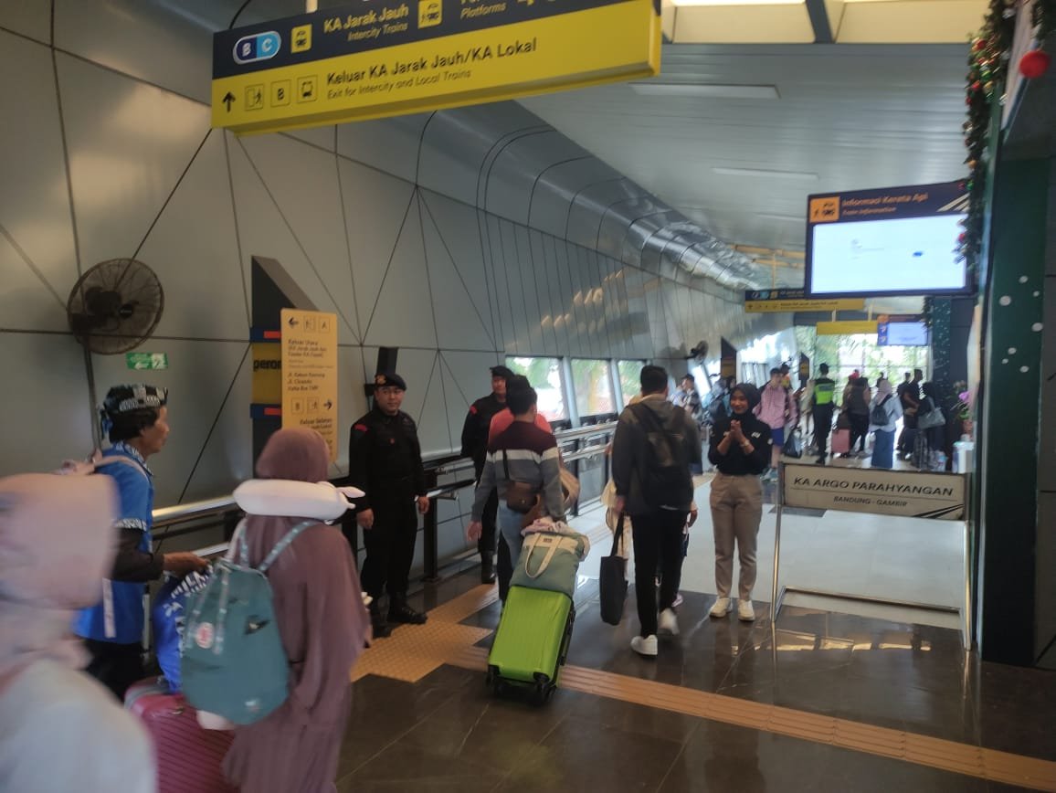 Pastikan Keamanan Di Stasiun Bandung Tetap Kondusif, Sat Brimob Polda Jabar Gencarkan Patroli